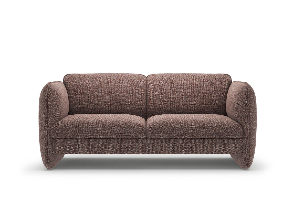 Zweisitzer-Sofa Georgia von Micadoni in Kobalt mit samtigem Bezug, gepolsterten Armlehnen und schwarzen Kunststoffbeinen, Frontalansicht.