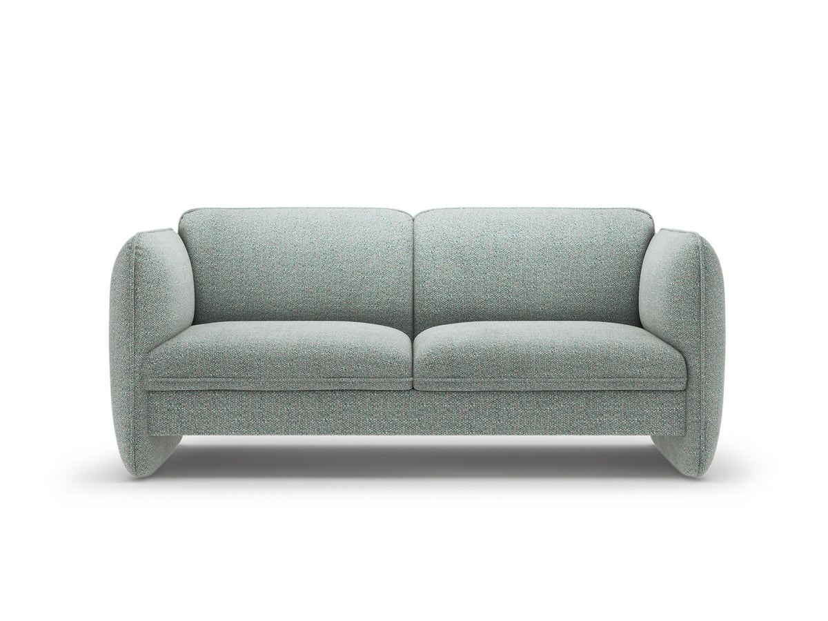 Zweisitzer-Sofa Georgia von Micadoni in Kobalt mit samtigem Bezug, gepolsterten Armlehnen und schwarzen Kunststoffbeinen, Frontalansicht.