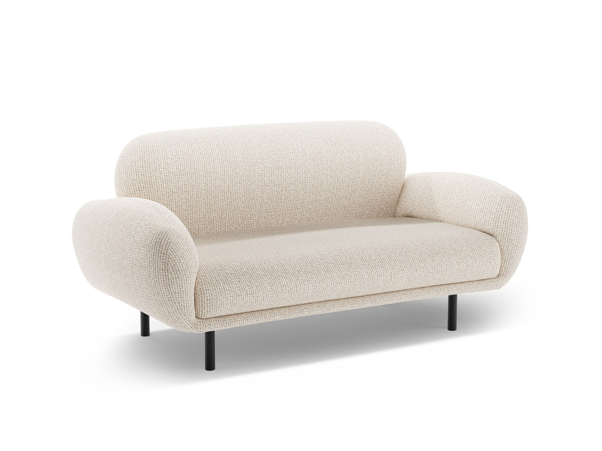 Weisses 2er Sofa Poppy von Micadoni mit runder Silhouette, Bouclé-Stoff-Bezug und schwarzen Metallbeinen auf hellem Hintergrund.