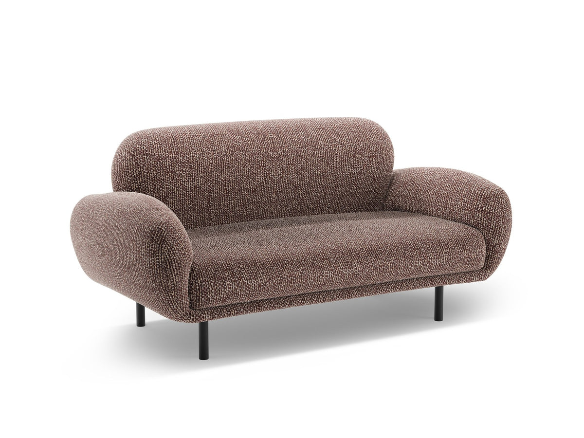 Weisses 2er Sofa Poppy von Micadoni mit runder Silhouette, Bouclé-Stoff-Bezug und schwarzen Metallbeinen auf hellem Hintergrund.