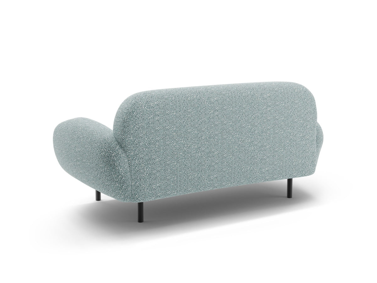 Weisses 2er Sofa Poppy von Micadoni mit runder Silhouette, Bouclé-Stoff-Bezug und schwarzen Metallbeinen auf hellem Hintergrund.