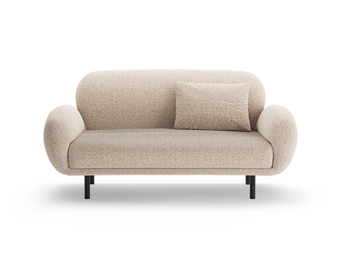 Weisses 2er Sofa Poppy von Micadoni mit runder Silhouette, Bouclé-Stoff-Bezug und schwarzen Metallbeinen auf hellem Hintergrund.