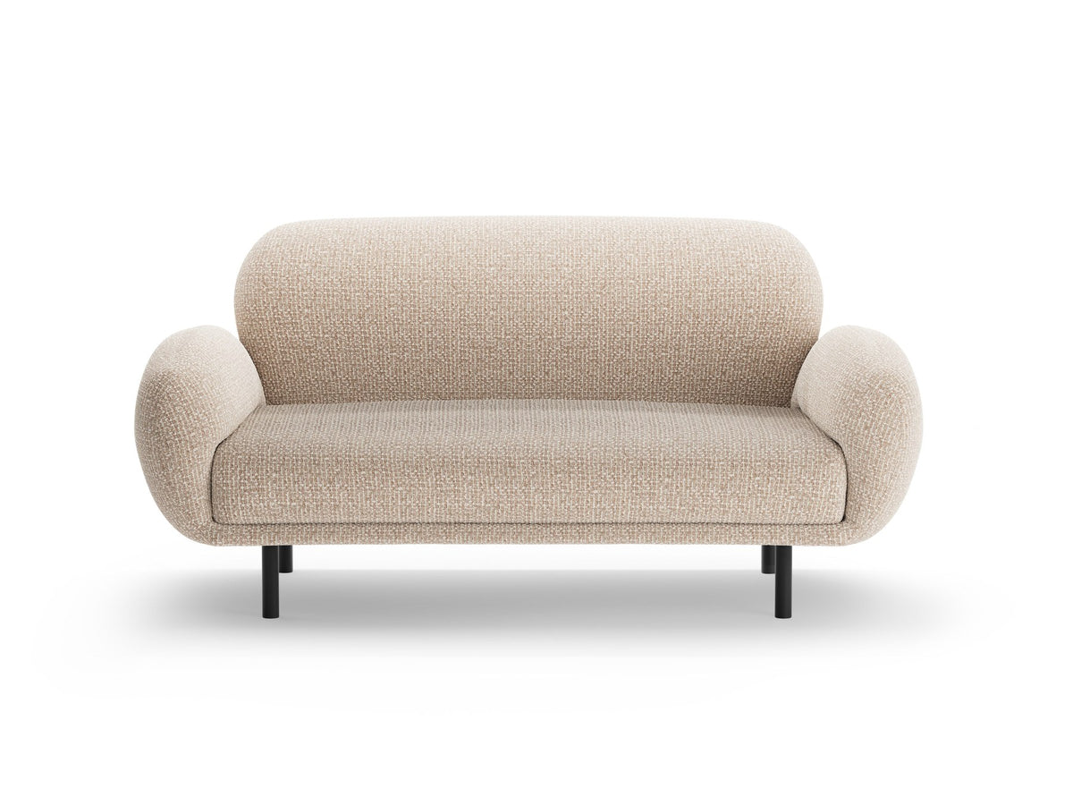 Weisses 2er Sofa Poppy von Micadoni mit runder Silhouette, Bouclé-Stoff-Bezug und schwarzen Metallbeinen auf hellem Hintergrund.