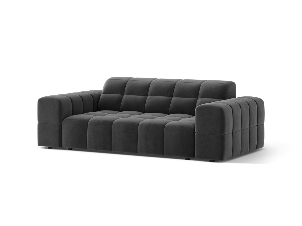 Beiges 2er Sofa Jennifer von Micadoni mit Chenille-Bezug, schwarzen Kunststoffbeinen und gepolsterter Rückenlehne auf hellem Hintergrund fotografiert.