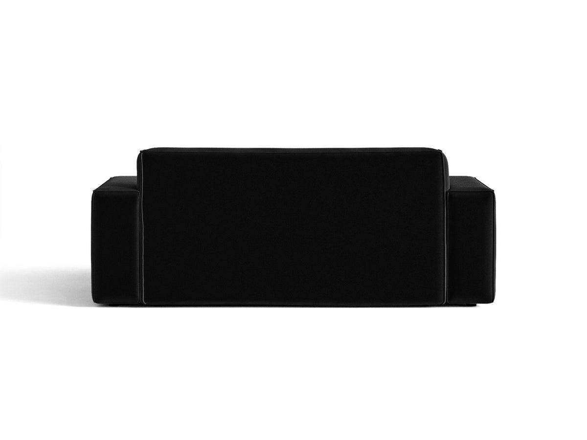 Zweisitzer-Sofa Jodie von Micadoni mit beigem Samtbezug, schwarzen Kunststoffbeinen und gepolsterter Rückenlehne, Frontalansicht.
