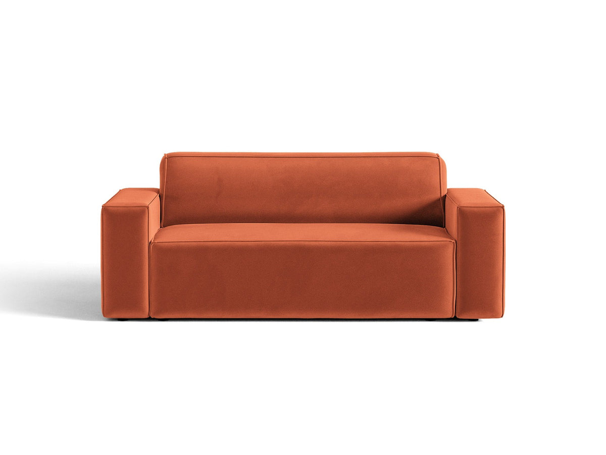 Zweisitzer-Sofa Jodie von Micadoni mit beigem Samtbezug, schwarzen Kunststoffbeinen und gepolsterter Rückenlehne, Frontalansicht.