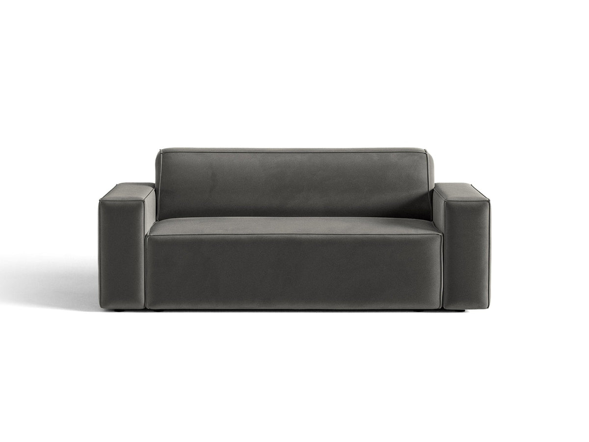 Zweisitzer-Sofa Jodie von Micadoni mit beigem Samtbezug, schwarzen Kunststoffbeinen und gepolsterter Rückenlehne, Frontalansicht.