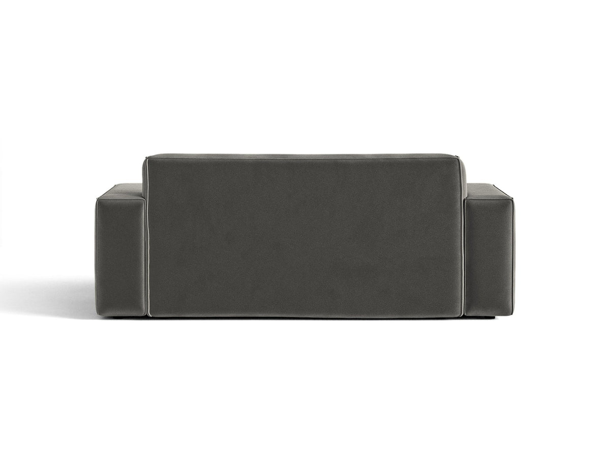 Zweisitzer-Sofa Jodie von Micadoni mit beigem Samtbezug, schwarzen Kunststoffbeinen und gepolsterter Rückenlehne, Frontalansicht.