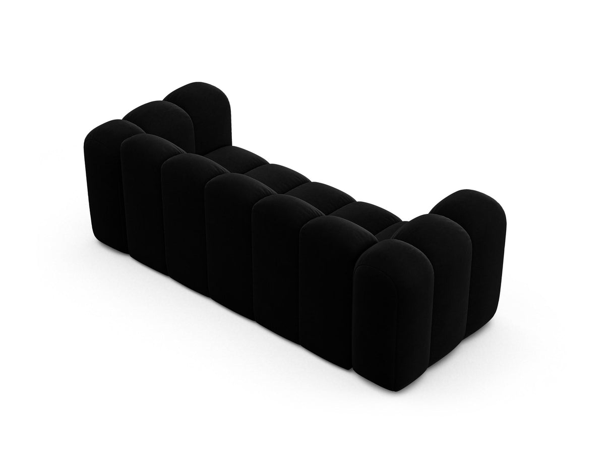 2er Sofa Lupine von Micadoni in leichtem Beige mit Samtstoff Venus, schwarzen Kunststoffbeinen und gerader Rückenlehne, Frontansicht.