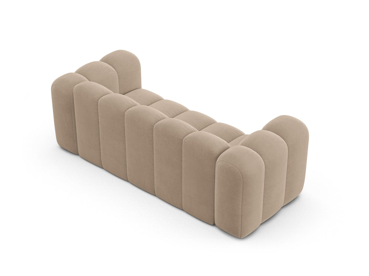 2er Sofa Lupine von Micadoni in leichtem Beige mit Samtstoff Venus, schwarzen Kunststoffbeinen und gerader Rückenlehne, Frontansicht.