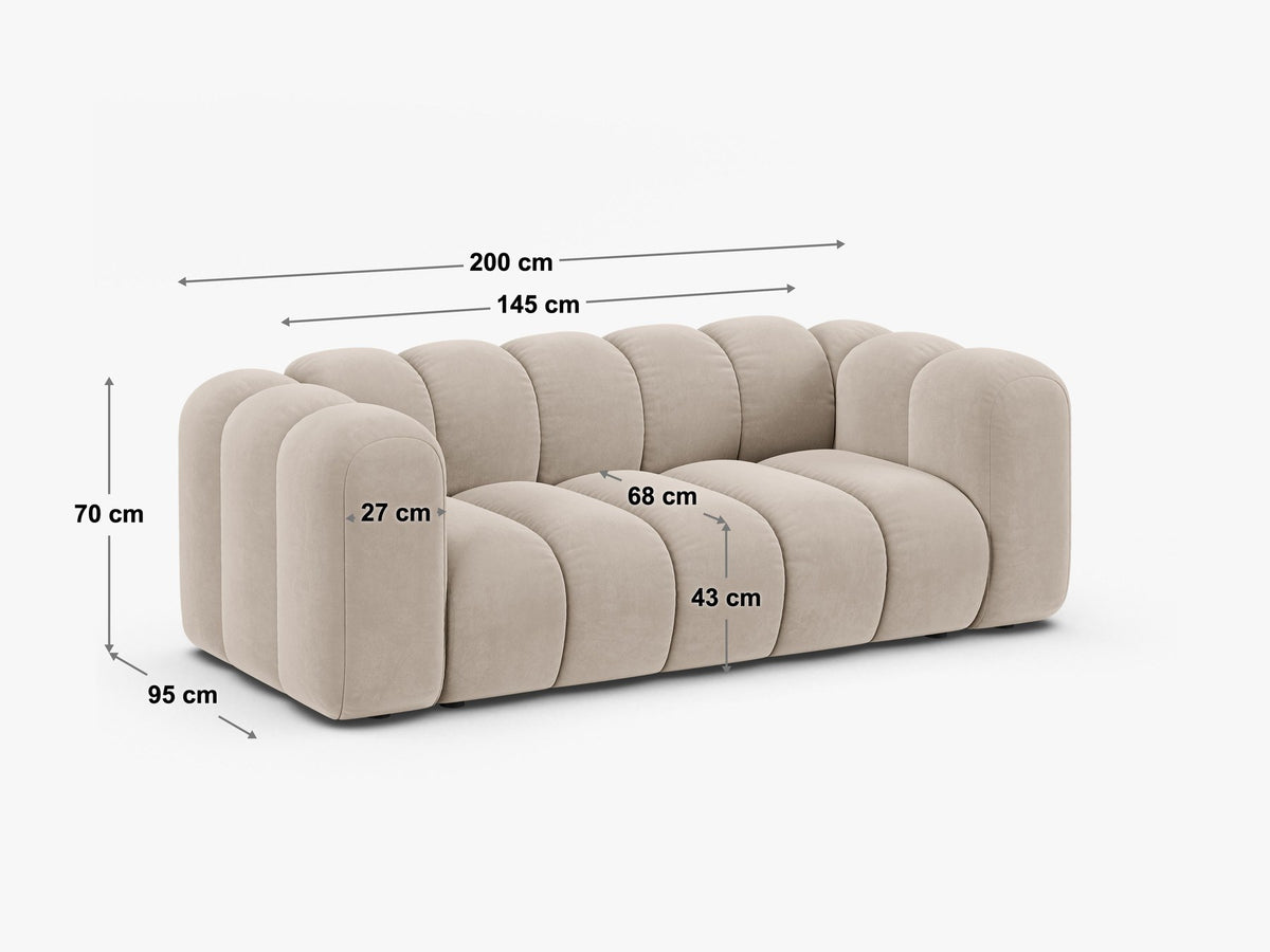 2er Sofa Lupine von Micadoni in leichtem Beige mit Samtstoff Venus, schwarzen Kunststoffbeinen und gerader Rückenlehne, Frontansicht.