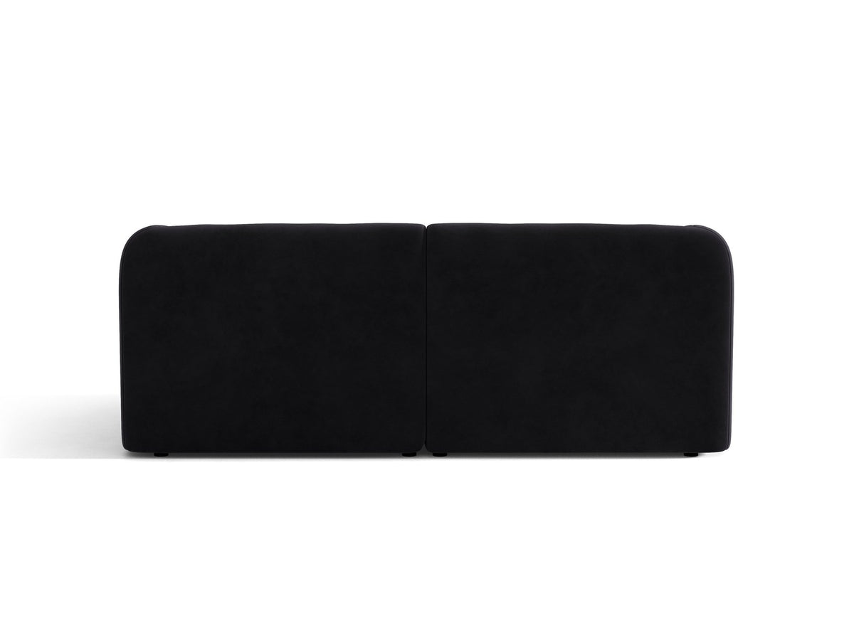 Dunkelbeiges 2er Sofa Miley von Micadoni mit Bluvel-Stoffbezug, schwarzen Kunststoffbeinen und flacher Rückenlehne, freigestellt fotografiert.