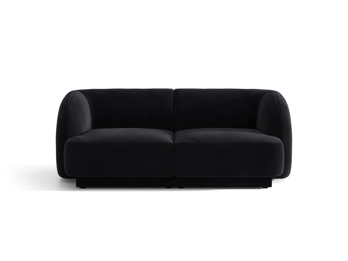 Dunkelbeiges 2er Sofa Miley von Micadoni mit Bluvel-Stoffbezug, schwarzen Kunststoffbeinen und flacher Rückenlehne, freigestellt fotografiert.