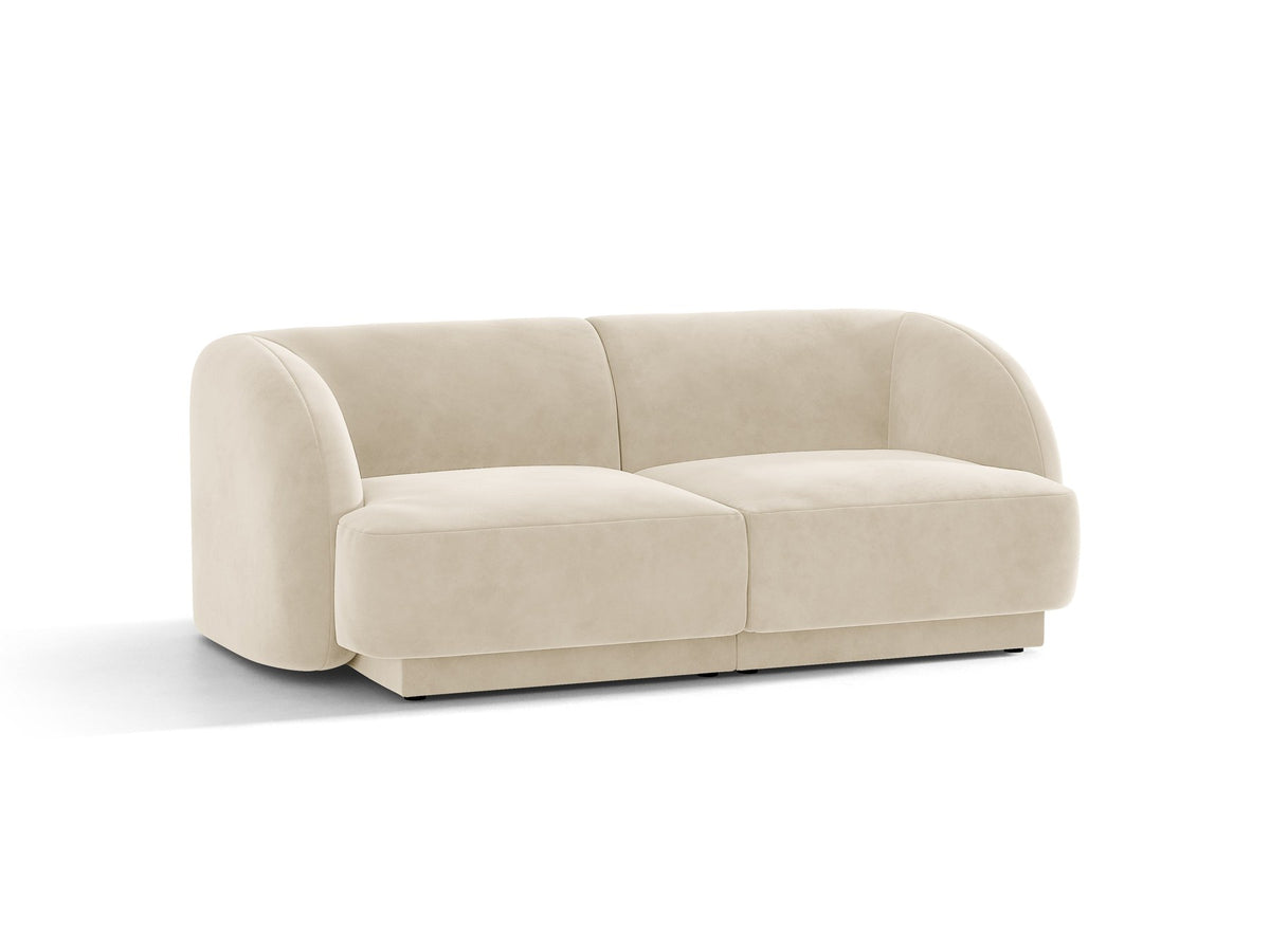 Dunkelbeiges 2er Sofa Miley von Micadoni mit Bluvel-Stoffbezug, schwarzen Kunststoffbeinen und flacher Rückenlehne, freigestellt fotografiert.
