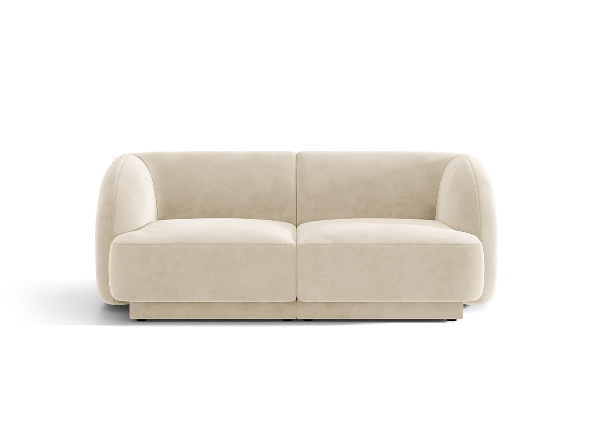Dunkelbeiges 2er Sofa Miley von Micadoni mit Bluvel-Stoffbezug, schwarzen Kunststoffbeinen und flacher Rückenlehne, freigestellt fotografiert.