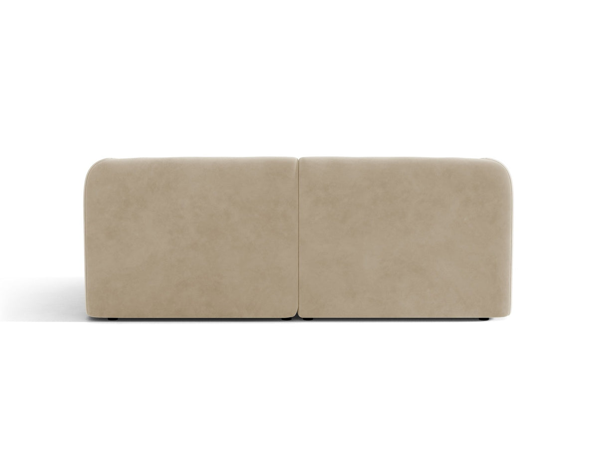 Dunkelbeiges 2er Sofa Miley von Micadoni mit Bluvel-Stoffbezug, schwarzen Kunststoffbeinen und flacher Rückenlehne, freigestellt fotografiert.