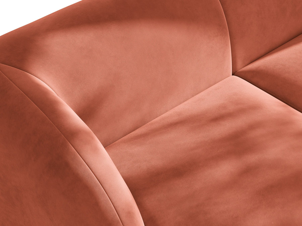 Dunkelbeiges 2er Sofa Miley von Micadoni mit Bluvel-Stoffbezug, schwarzen Kunststoffbeinen und flacher Rückenlehne, freigestellt fotografiert.