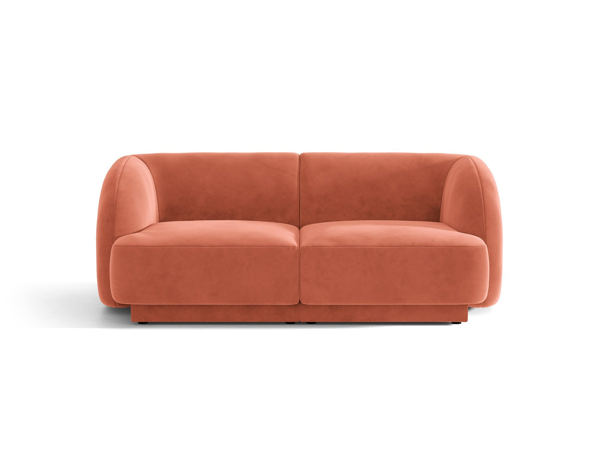 Dunkelbeiges 2er Sofa Miley von Micadoni mit Bluvel-Stoffbezug, schwarzen Kunststoffbeinen und flacher Rückenlehne, freigestellt fotografiert.
