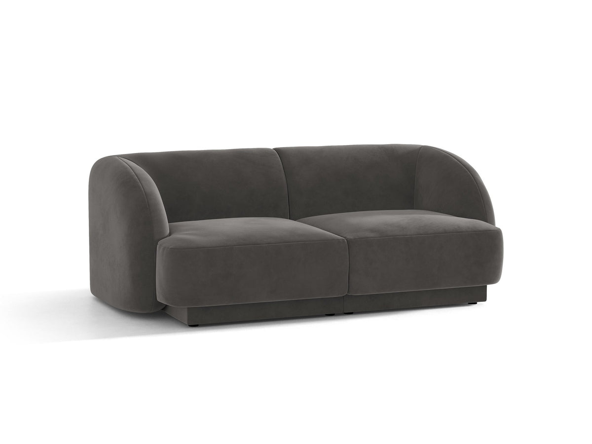Dunkelbeiges 2er Sofa Miley von Micadoni mit Bluvel-Stoffbezug, schwarzen Kunststoffbeinen und flacher Rückenlehne, freigestellt fotografiert.