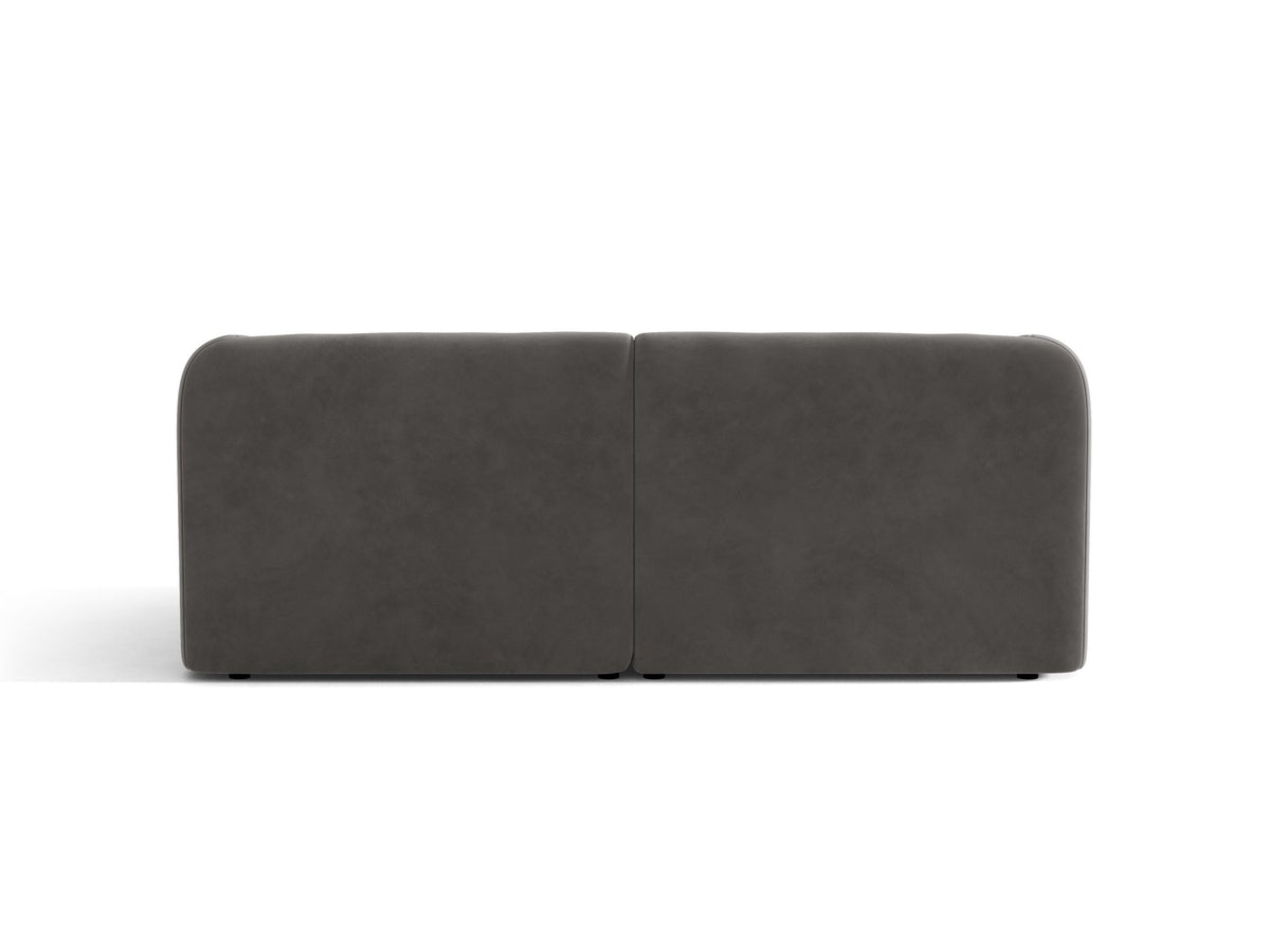 Dunkelbeiges 2er Sofa Miley von Micadoni mit Bluvel-Stoffbezug, schwarzen Kunststoffbeinen und flacher Rückenlehne, freigestellt fotografiert.
