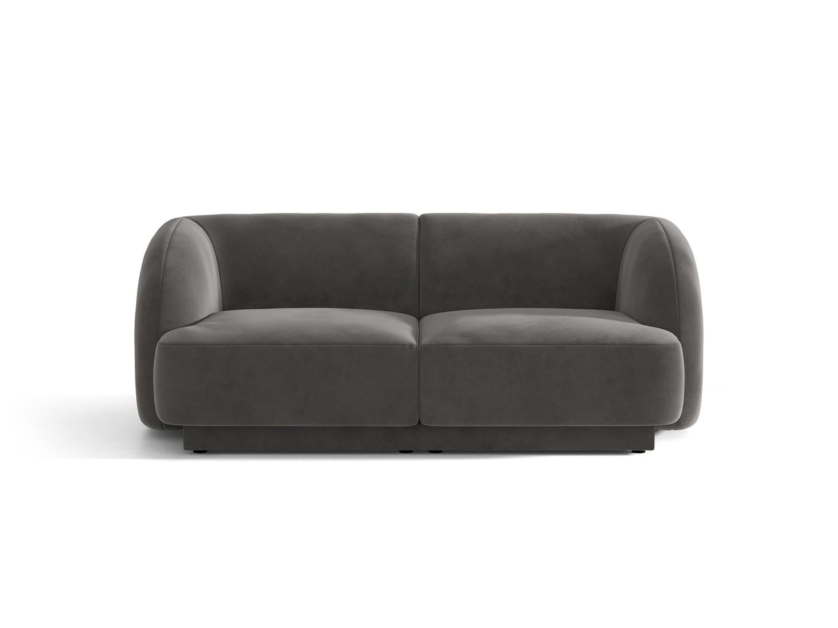 Dunkelbeiges 2er Sofa Miley von Micadoni mit Bluvel-Stoffbezug, schwarzen Kunststoffbeinen und flacher Rückenlehne, freigestellt fotografiert.