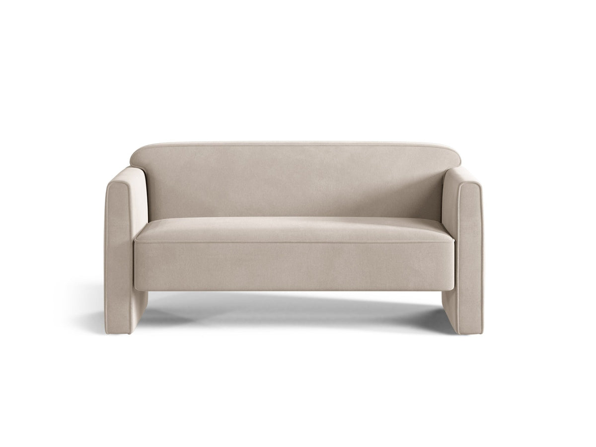 Beiges 2er Sofa Abby von Micadoni mit gepolsterter Sitzfläche, niedrigen schwarzen Kunststoffbeinen und schlichtem, abgerundetem Design.