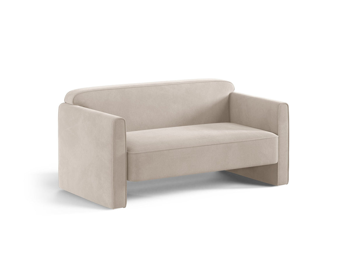 Beiges 2er Sofa Abby von Micadoni mit gepolsterter Sitzfläche, niedrigen schwarzen Kunststoffbeinen und schlichtem, abgerundetem Design.