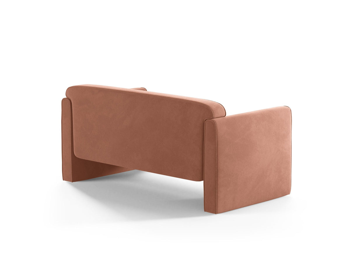 Beiges 2er Sofa Abby von Micadoni mit gepolsterter Sitzfläche, niedrigen schwarzen Kunststoffbeinen und schlichtem, abgerundetem Design.