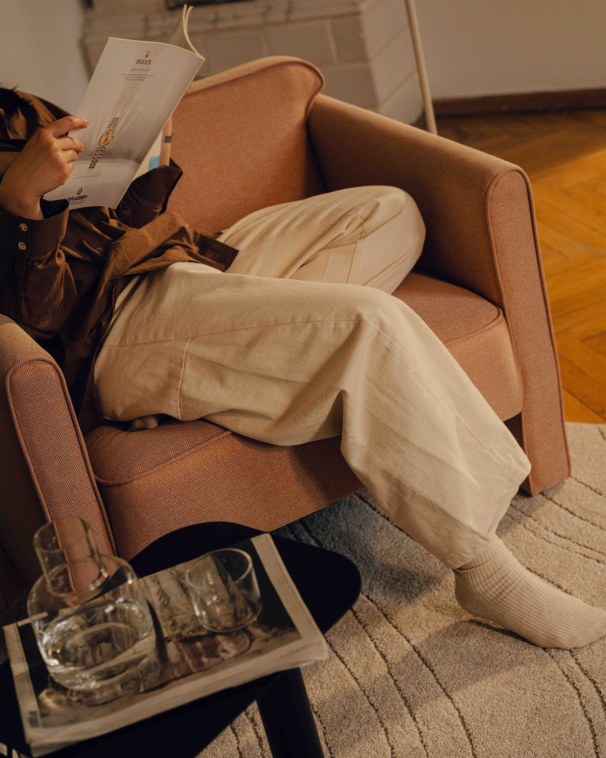 Beiges 2er Sofa Abby von Micadoni mit gepolsterter Sitzfläche, niedrigen schwarzen Kunststoffbeinen und schlichtem, abgerundetem Design.