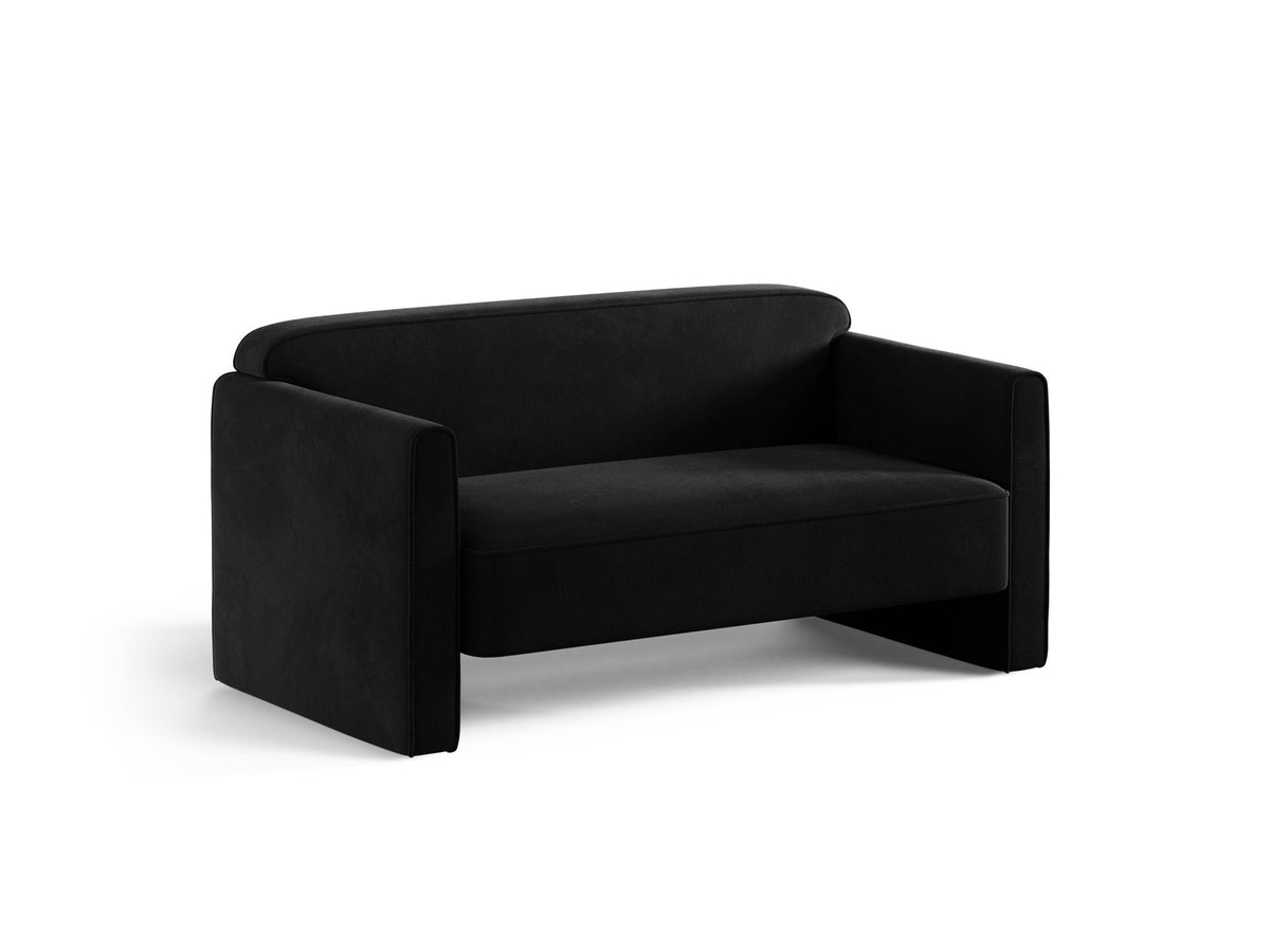 Beiges 2er Sofa Abby von Micadoni mit gepolsterter Sitzfläche, niedrigen schwarzen Kunststoffbeinen und schlichtem, abgerundetem Design.