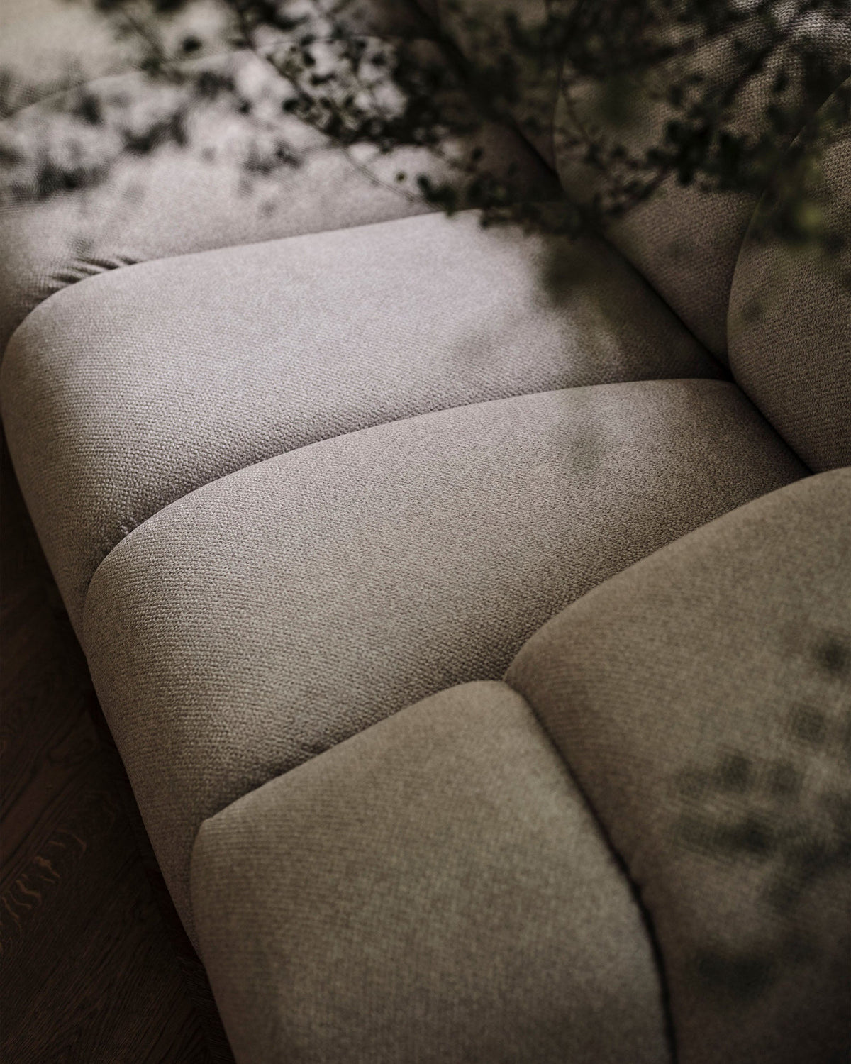 Diana Velour Sofa 2 Sitzer in Beige-Salvador präsentiert im Onlineshop von KAQTU Design AG. 2er Sofa ist von Micadoni