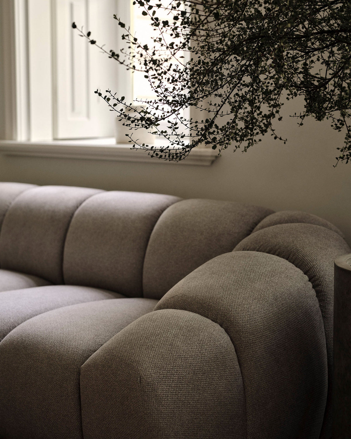 Diana Velour Sofa 2 Sitzer in Black-Salvador präsentiert im Onlineshop von KAQTU Design AG. 2er Sofa ist von Micadoni