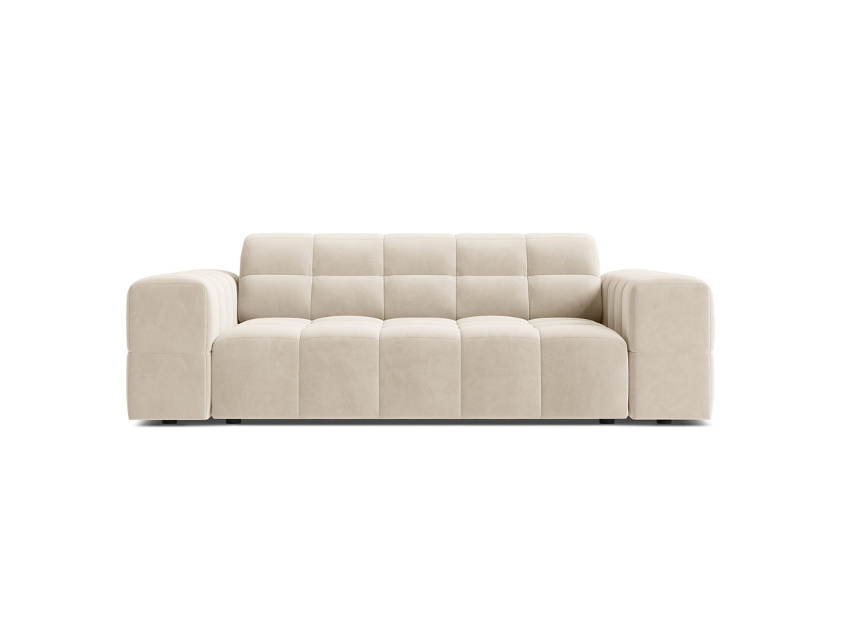 Beiges 2er Sofa Jennifer von Micadoni mit Chenille-Bezug, schwarzen Kunststoffbeinen und gepolsterter Rückenlehne auf hellem Hintergrund fotografiert.