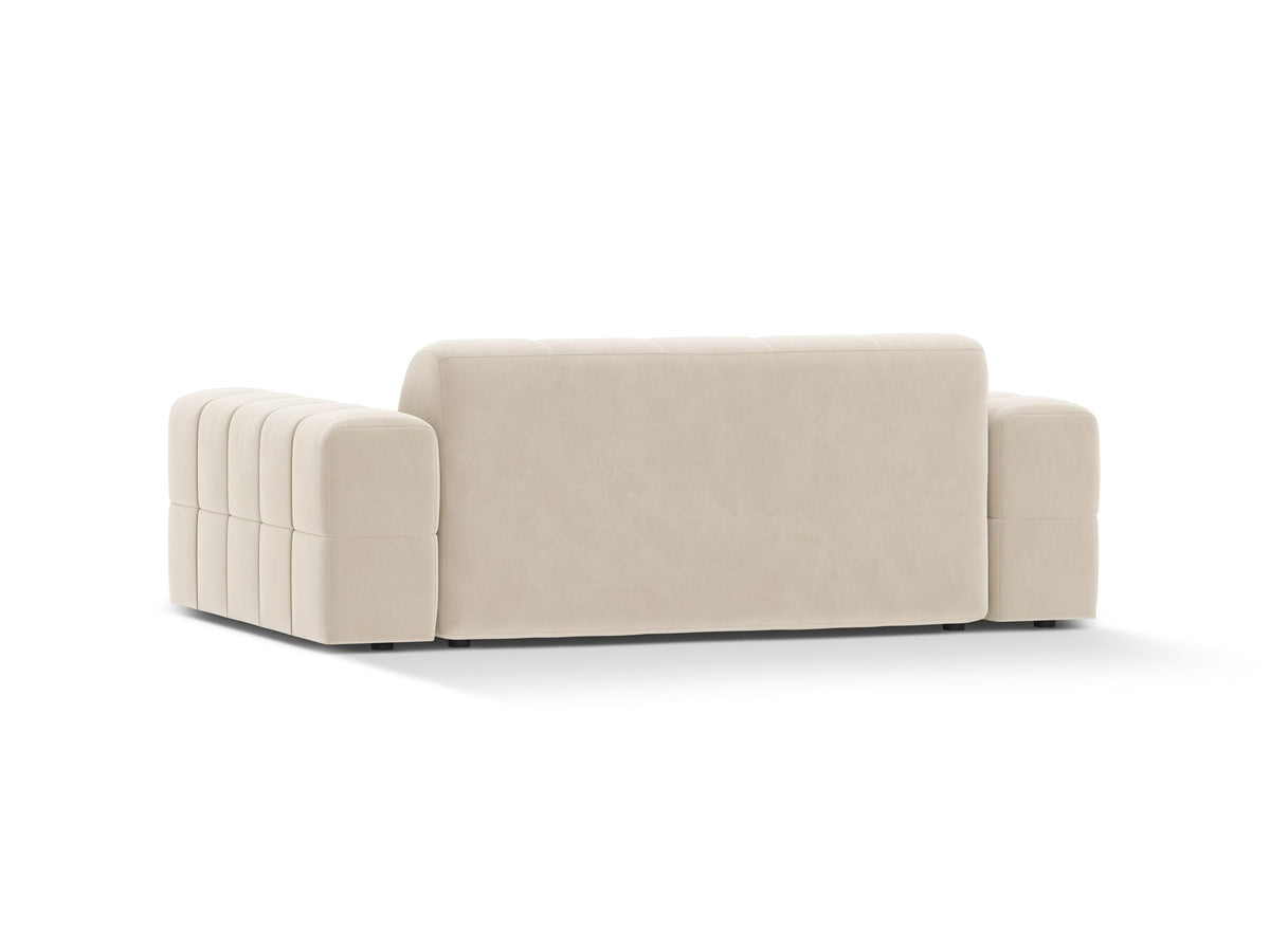 Beiges 2er Sofa Jennifer von Micadoni mit Chenille-Bezug, schwarzen Kunststoffbeinen und gepolsterter Rückenlehne auf hellem Hintergrund fotografiert.