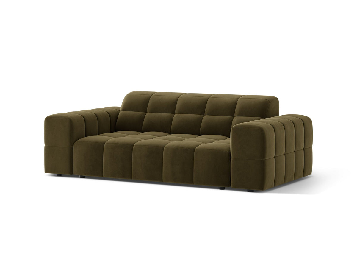 Beiges 2er Sofa Jennifer von Micadoni mit Chenille-Bezug, schwarzen Kunststoffbeinen und gepolsterter Rückenlehne auf hellem Hintergrund fotografiert.