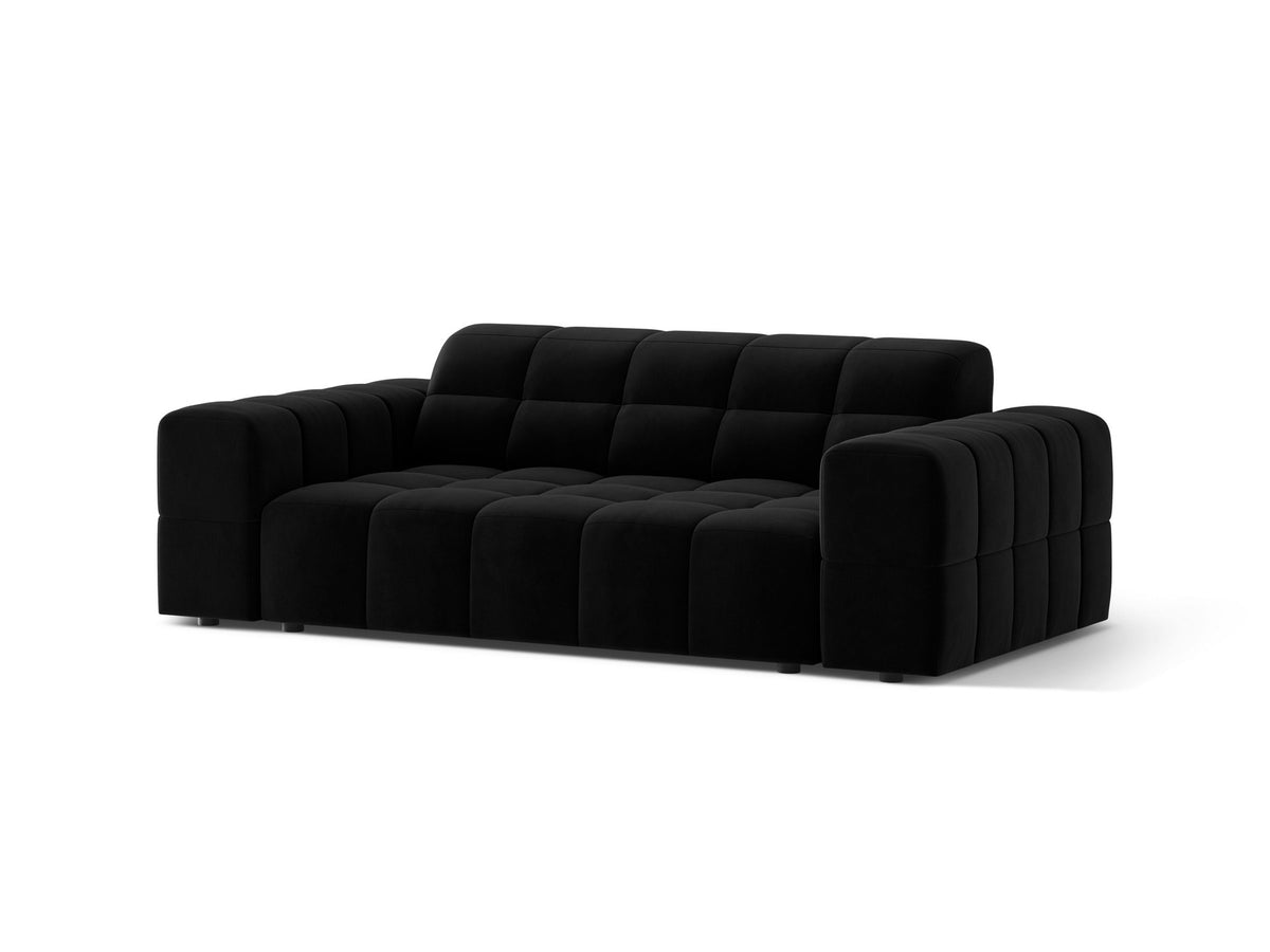 Beiges 2er Sofa Jennifer von Micadoni mit Chenille-Bezug, schwarzen Kunststoffbeinen und gepolsterter Rückenlehne auf hellem Hintergrund fotografiert.