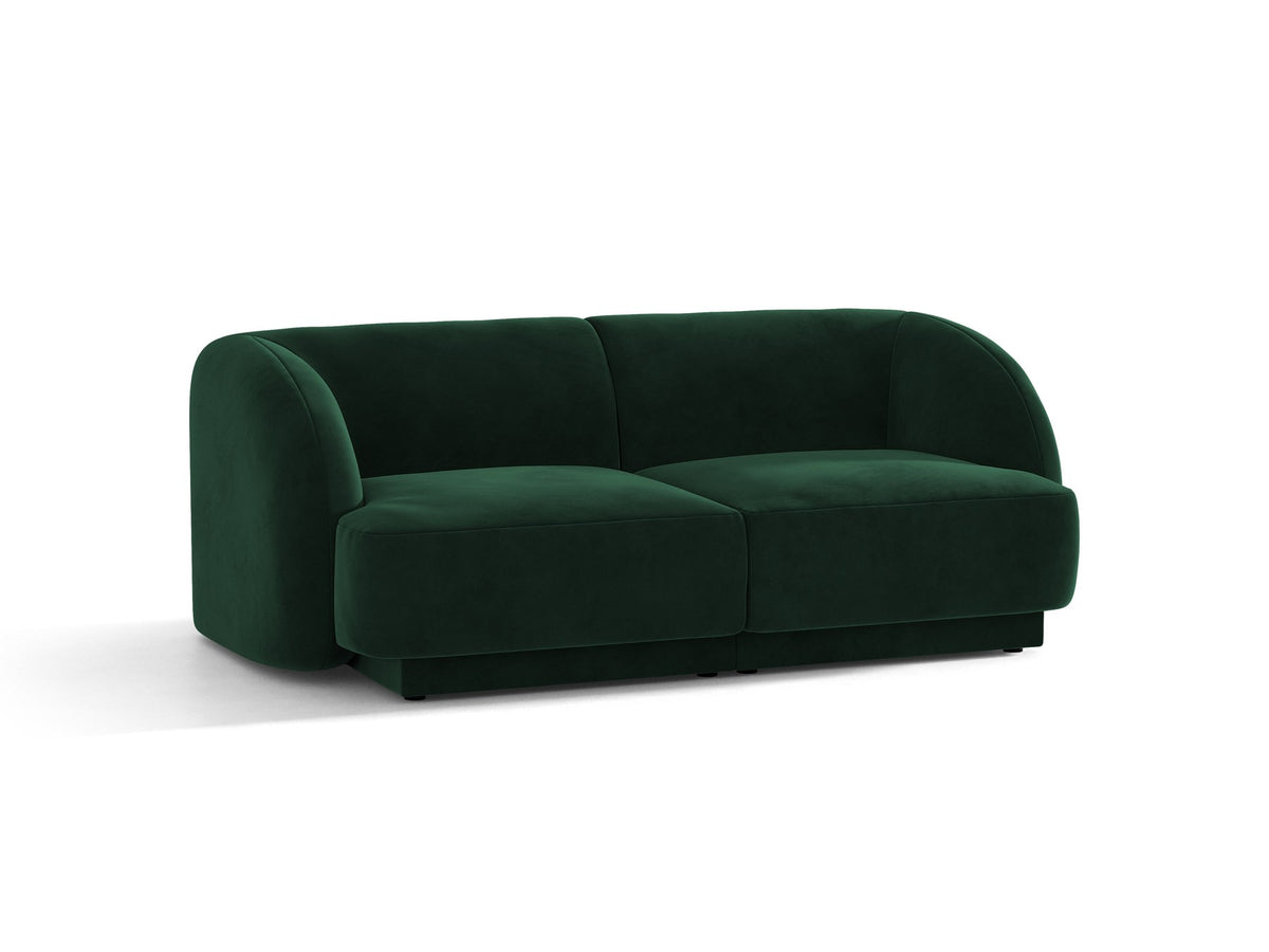 Dunkelbeiges 2er Sofa Miley von Micadoni mit Bluvel-Stoffbezug, schwarzen Kunststoffbeinen und flacher Rückenlehne, freigestellt fotografiert.