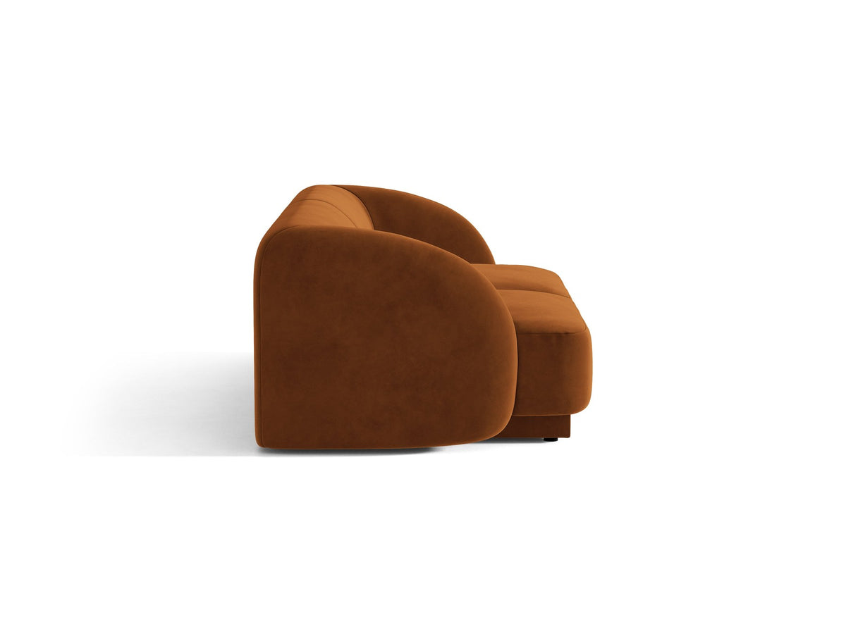Dunkelbeiges 2er Sofa Miley von Micadoni mit Bluvel-Stoffbezug, schwarzen Kunststoffbeinen und flacher Rückenlehne, freigestellt fotografiert.