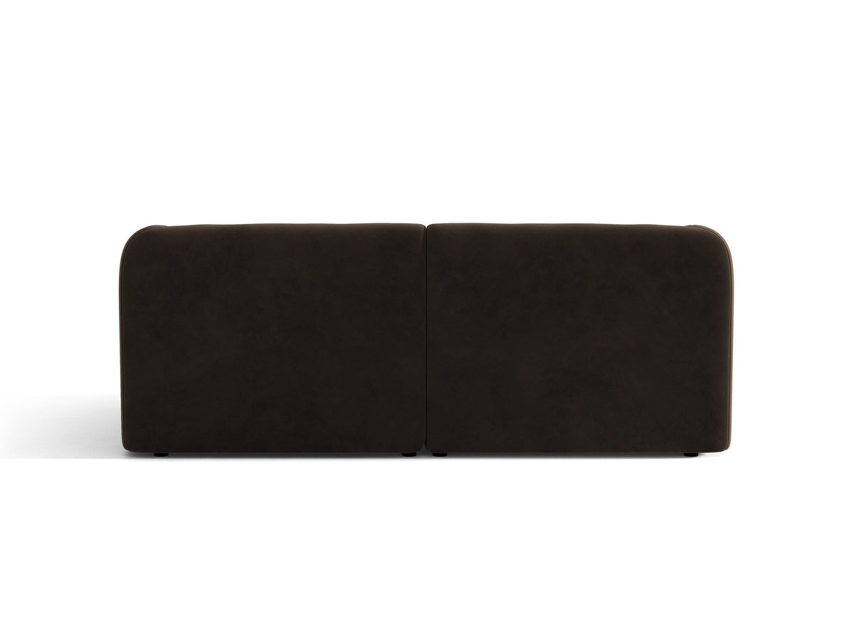 Dunkelbeiges 2er Sofa Miley von Micadoni mit Bluvel-Stoffbezug, schwarzen Kunststoffbeinen und flacher Rückenlehne, freigestellt fotografiert.