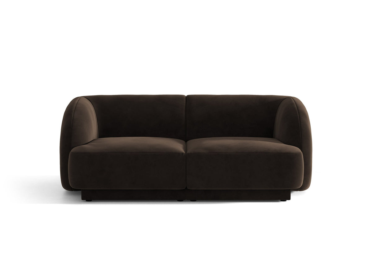 Dunkelbeiges 2er Sofa Miley von Micadoni mit Bluvel-Stoffbezug, schwarzen Kunststoffbeinen und flacher Rückenlehne, freigestellt fotografiert.