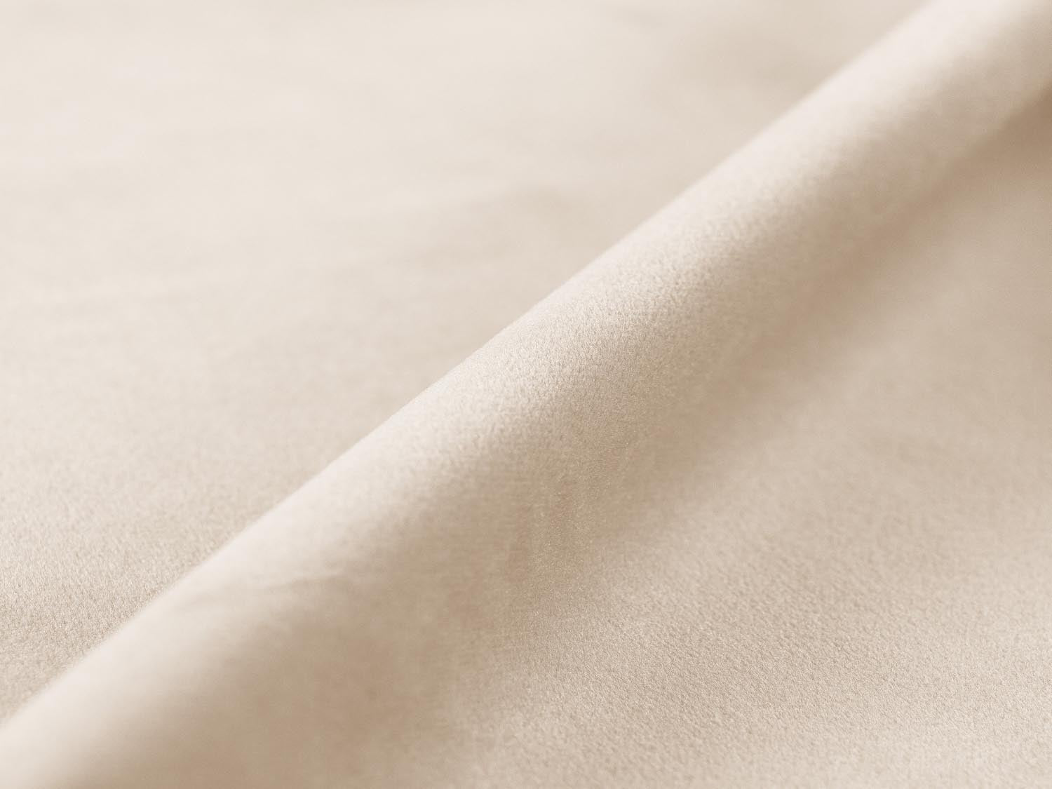 Noomi Velour Sofa 2 Sitzer in Beige präsentiert im Onlineshop von KAQTU Design AG. 2er Sofa ist von Micadoni