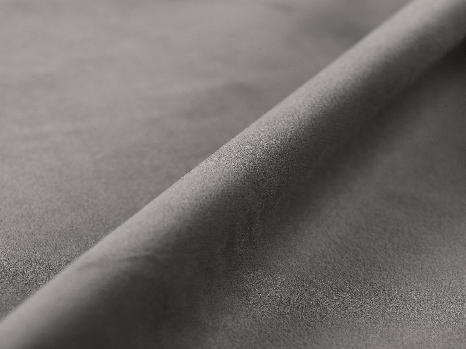 Noomi Velour Sofa 2 Sitzer in Grey präsentiert im Onlineshop von KAQTU Design AG. 2er Sofa ist von Micadoni