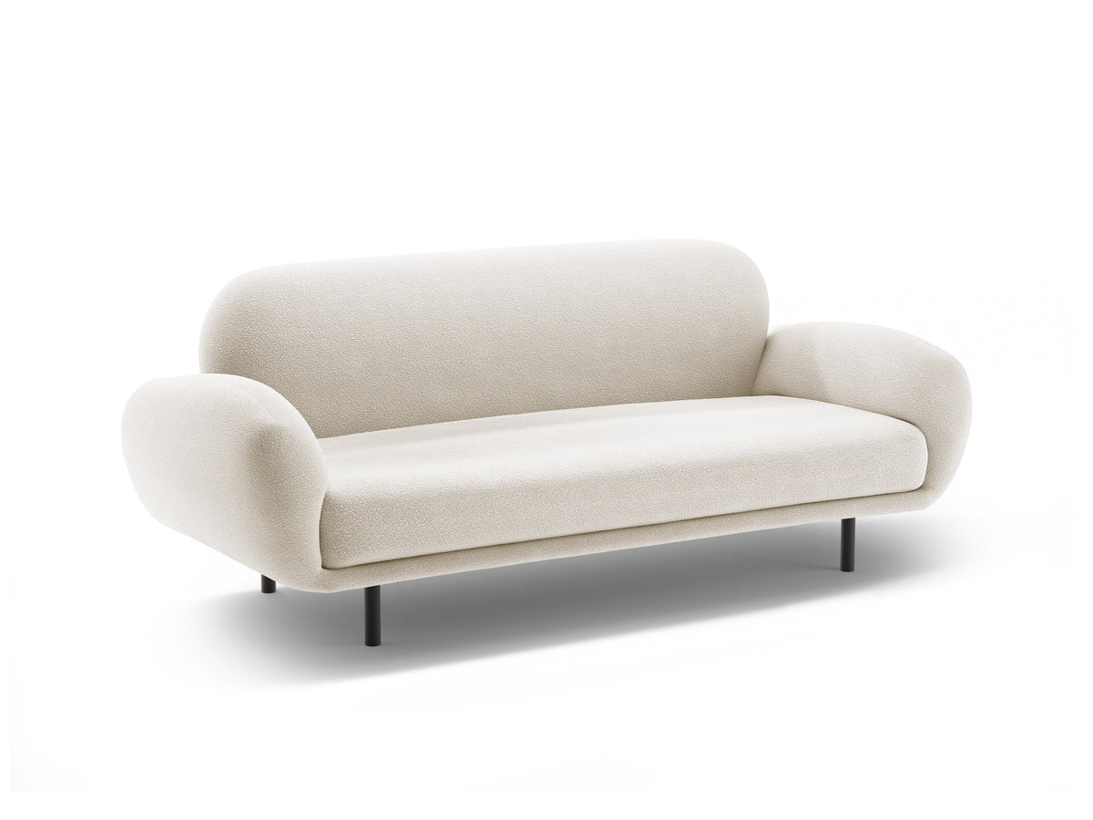 Weisses 2er Sofa Poppy von Micadoni mit rundlicher Silhouette, Bouclé-Stoff Baloo und schwarzen Stahlbeinen vor neutralem Hintergrund.