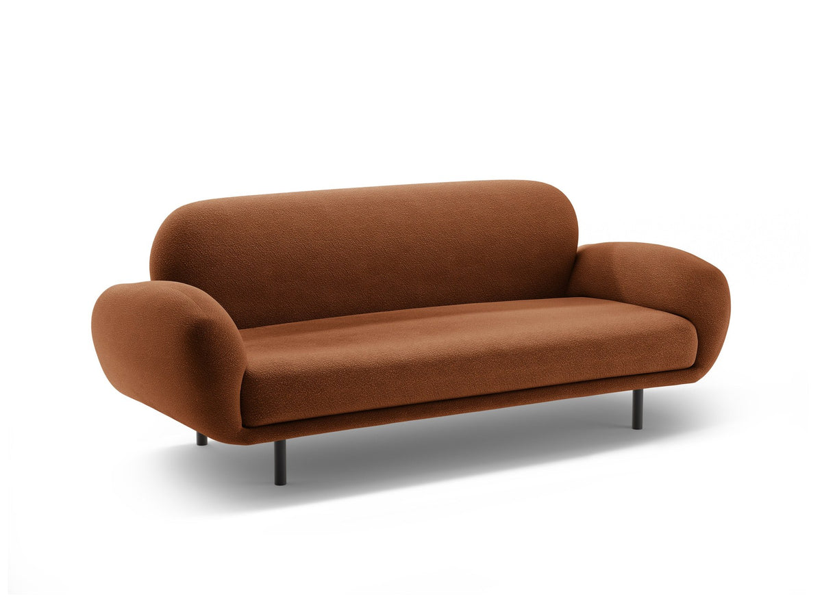 Weisses 2er Sofa Poppy von Micadoni mit rundlicher Silhouette, Bouclé-Stoff Baloo und schwarzen Stahlbeinen vor neutralem Hintergrund.