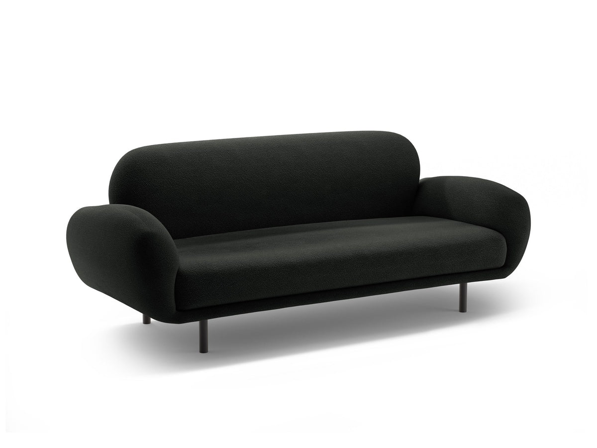Weisses 2er Sofa Poppy von Micadoni mit rundlicher Silhouette, Bouclé-Stoff Baloo und schwarzen Stahlbeinen vor neutralem Hintergrund.