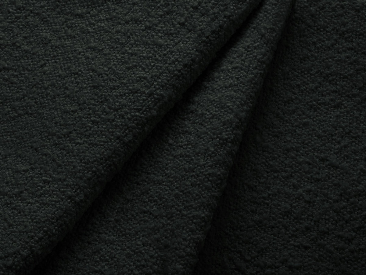 Weisses 2er Sofa Poppy von Micadoni mit rundlicher Silhouette, Bouclé-Stoff Baloo und schwarzen Stahlbeinen vor neutralem Hintergrund.