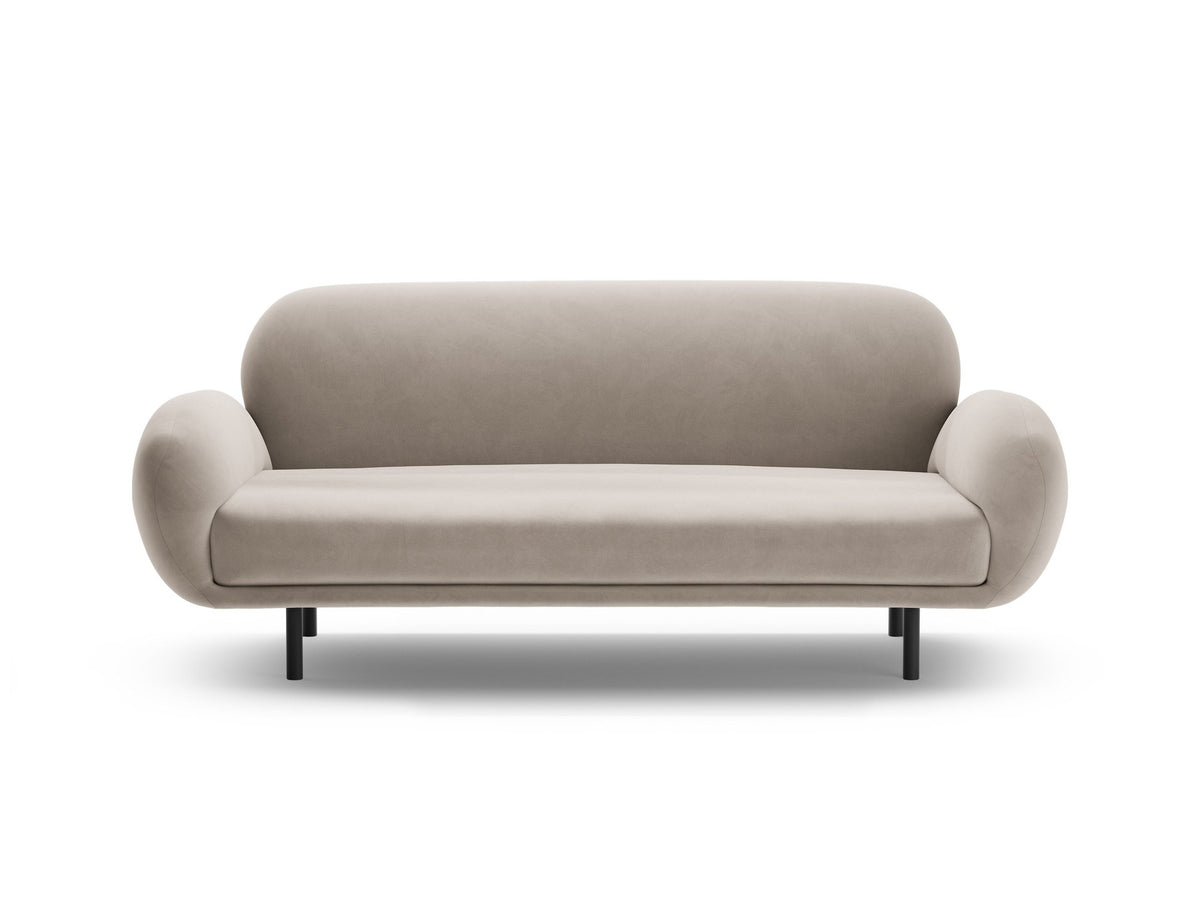 Weisses 2er Sofa Poppy von Micadoni mit rundlicher Silhouette, Bouclé-Stoff Baloo und schwarzen Stahlbeinen vor neutralem Hintergrund.