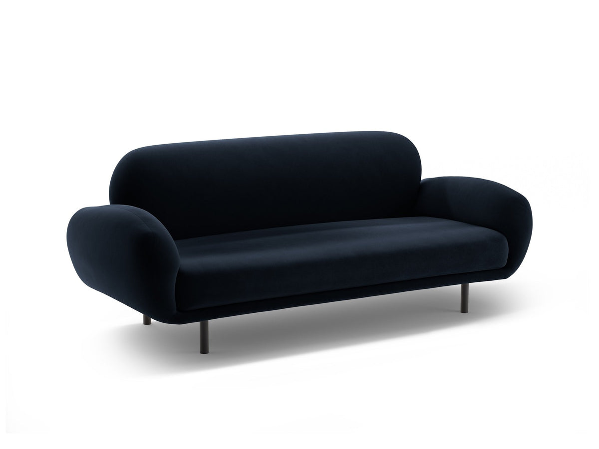 Weisses 2er Sofa Poppy von Micadoni mit rundlicher Silhouette, Bouclé-Stoff Baloo und schwarzen Stahlbeinen vor neutralem Hintergrund.