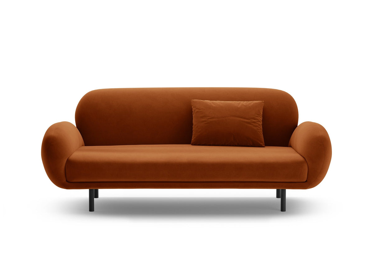 Weisses 2er Sofa Poppy von Micadoni mit rundlicher Silhouette, Bouclé-Stoff Baloo und schwarzen Stahlbeinen vor neutralem Hintergrund.