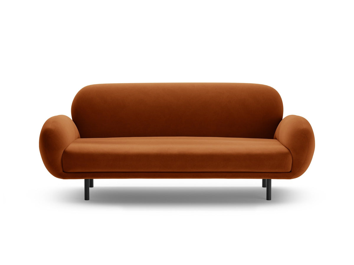 Weisses 2er Sofa Poppy von Micadoni mit rundlicher Silhouette, Bouclé-Stoff Baloo und schwarzen Stahlbeinen vor neutralem Hintergrund.